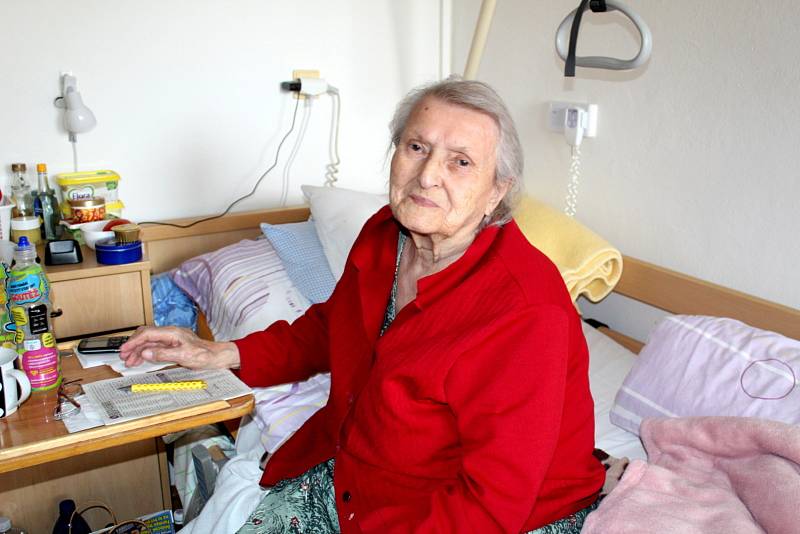 Miloslava Lejnarová žije v poděbradským domově pro seniory Luxor a na jaře oslavila 100 let.