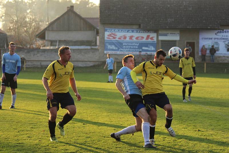Fotbalové okresní derby I.B třídy vyhrála Sokoleč (v modrém), doma porazila Pátek jasně 5:2.