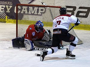 Hokejisté Nymburka (v bílém) v dalším zápase druhé ligy prohráli. Před svými příznivci nestačili na mužstvo Klatov.