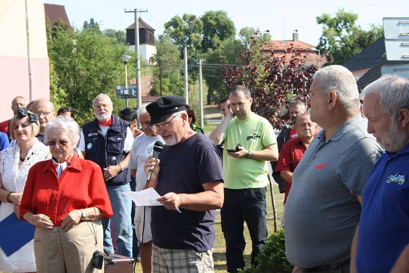 Slavnostní odhalení desky slavnému konstruktérovi Jaroslavu Františku Kochovi ve Mcelích.