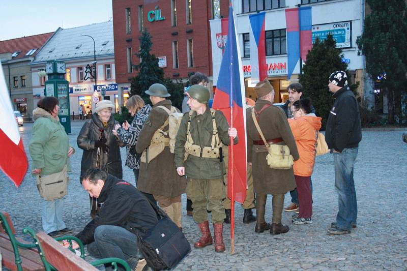 Na nymburském náměstí Přemyslovců se konala pietní akce za zavražděné novináře v Paříži. Zúčastnila se jí jen hrstka lidí.