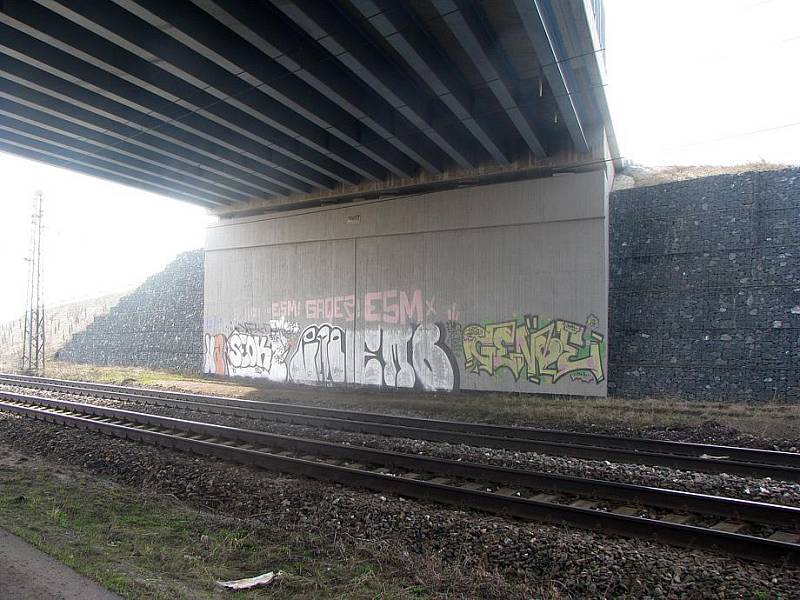 Pod mostem přes trať u Poděbradky už jsou graffiti