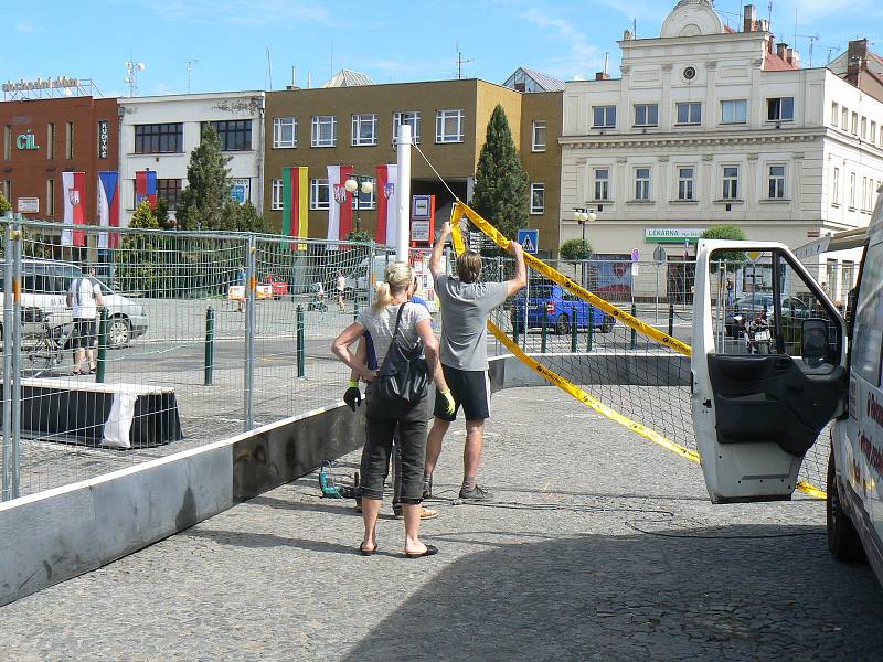 Nymburské náměstí Přemyslovců se promění v jedno velké sportoviště. Už od úterý hřiště pro plážový volejbal rostou.