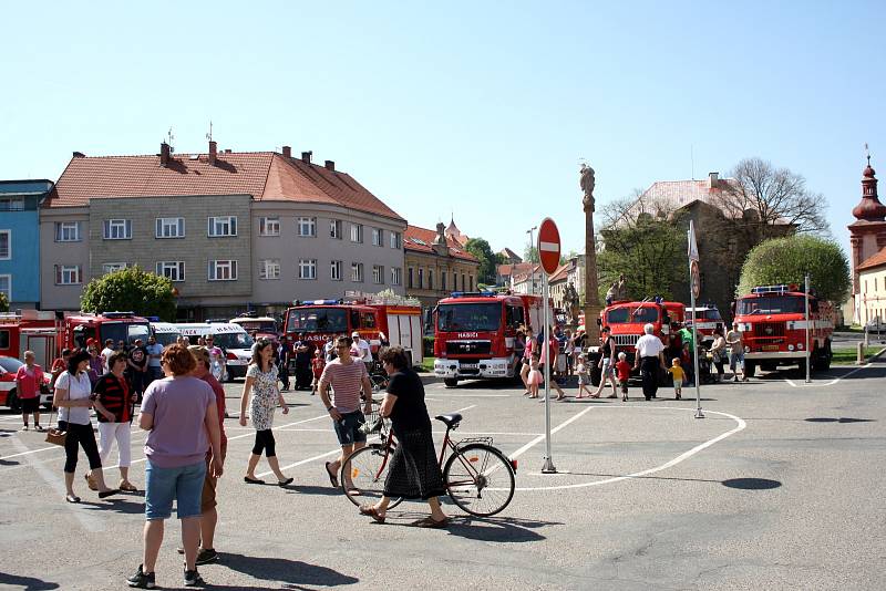 Hasiči v Sadské oficiálně dostali nové zásahové vozidlo.