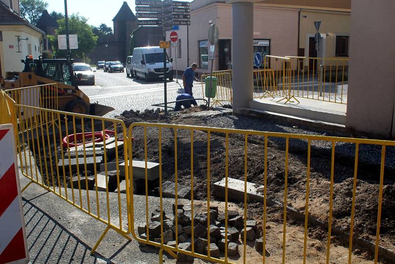 Aktuálně pracují dělníci souběžně na druhé a třetí etapě opravy ulice na pravé straně z pohledu od náměstí.