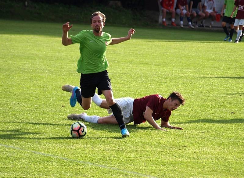 Z fotbalového utkání okresního přeboru Kostomlaty - Bohemia Poděbrady B (1:0)
