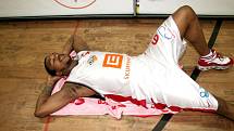 Basketbalista Nymburka Monthy Mack si už může odpočinout.