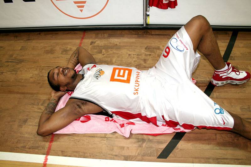 Basketbalista Nymburka Monthy Mack si už může odpočinout.