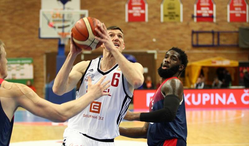 Z basketbalového utkání Nymburk - Brno (95:57)