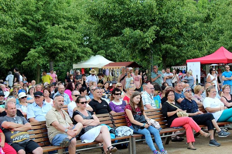 O víkendu v Poděbradech zahájili 110. lázeňskou sezónu snídaní v trávě, koncerty, výstavou a dalšími akcemi.