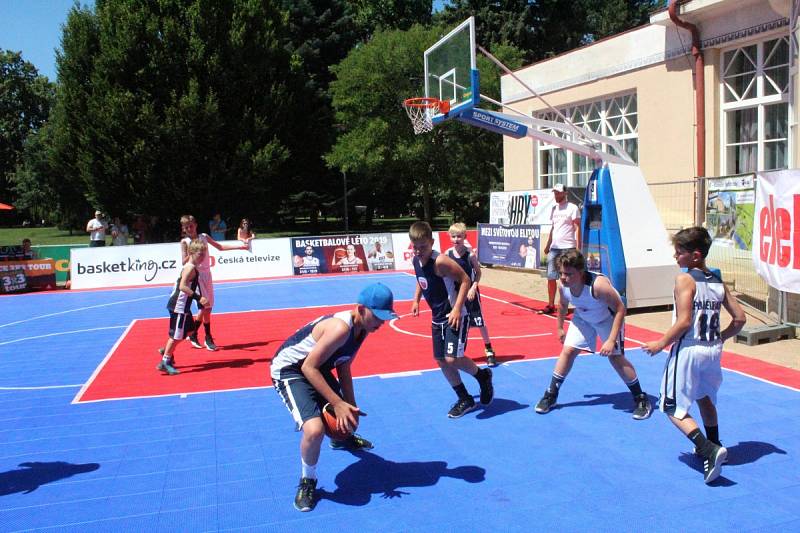 Mezinárodní turnaj v basketu tři na tři se hrál na poděbradské kolonádě.