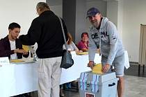 Začátek voleb v pátek odpoledne ve volebních místnostech v Drahelicích a na Základní škole Tyršova v Nymburce.