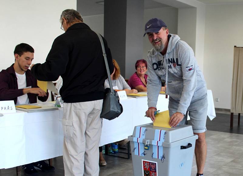 Začátek voleb v pátek odpoledne ve volebních místnostech v Drahelicích a na Základní škole Tyršova v Nymburce.