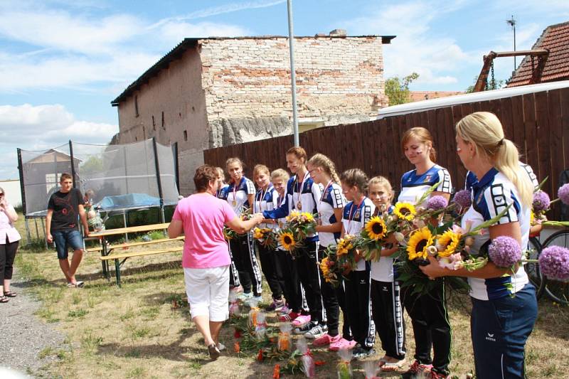 Návrat olympijských vítězek z hasičské olympiády v Polsku do Pískové Lhoty.