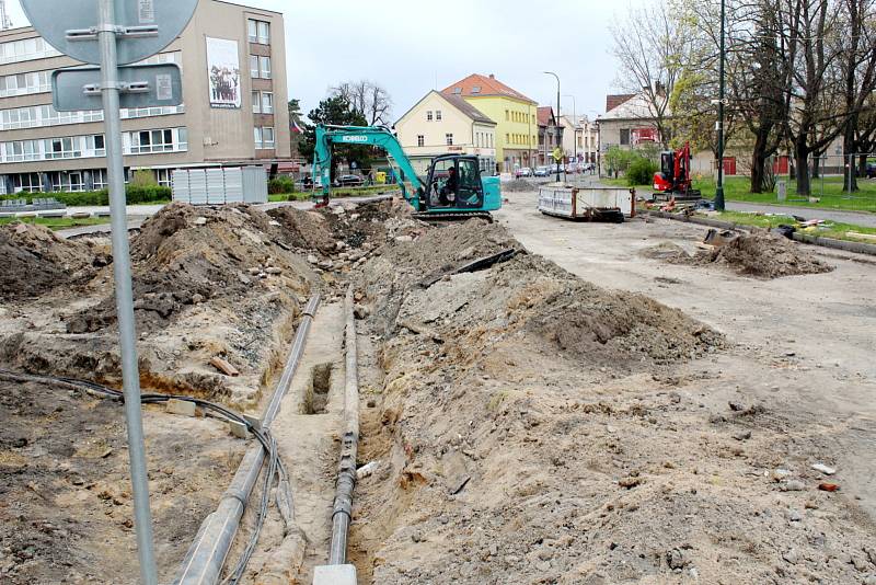 Problémy se stavbou dvou kruhových objezdů u nemocnice v Nymburce neberou konce.