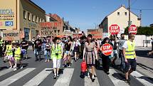 Protesty v Nymburce při jednání sjezdu komunistů a maškarní průvod.