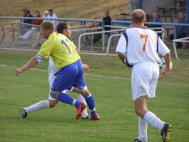 Z fotbalového derby I.B třídy Sadská - Sokoleč (2:4)
