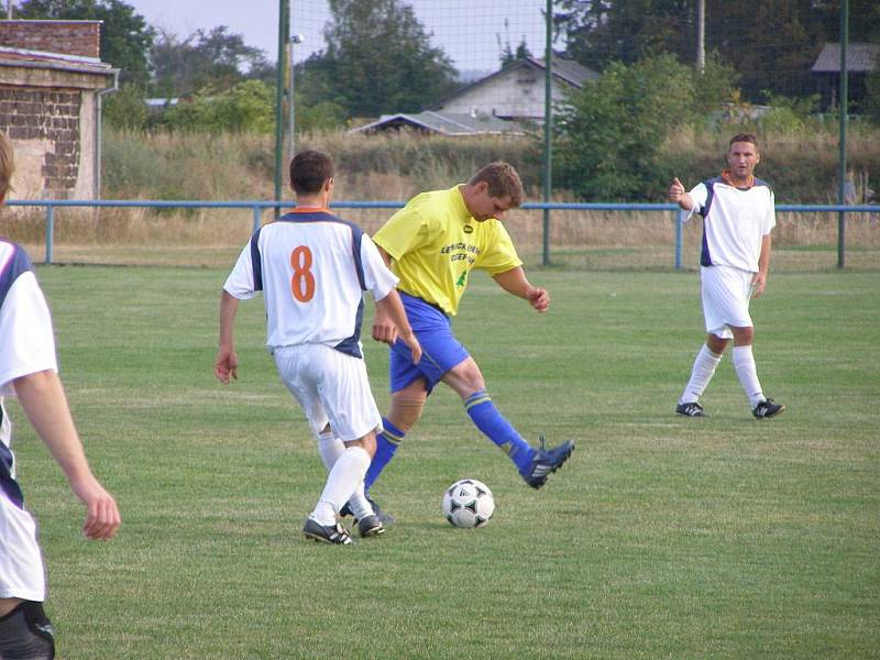 Z fotbalového derby I.B třídy Sadská - Sokoleč (2:4)