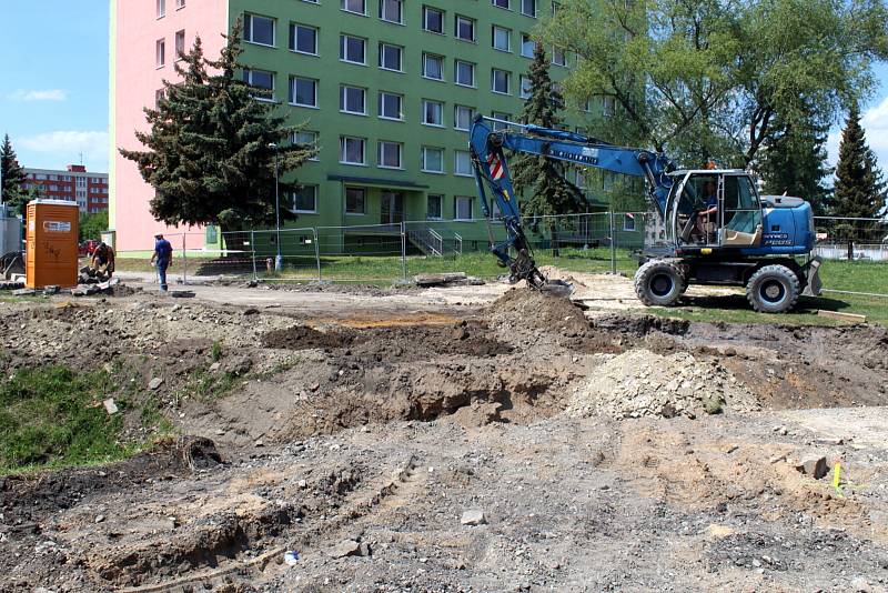 Mostek, který spojoval Brigádnickou ulici se sídlištěm a stál nad potokem Liduška, už neexistuje.