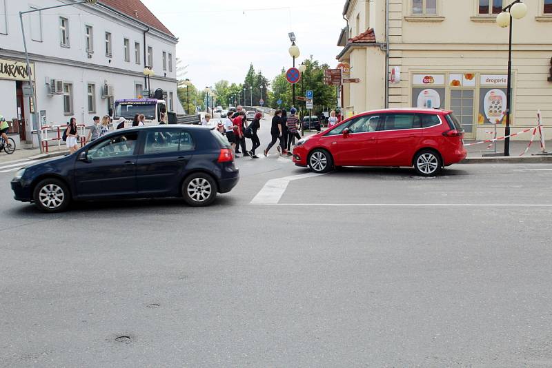 Po diskutovaném přechodu na Jiřího náměstí v Poděbradech zbyly jen nezřetelné čáry.
