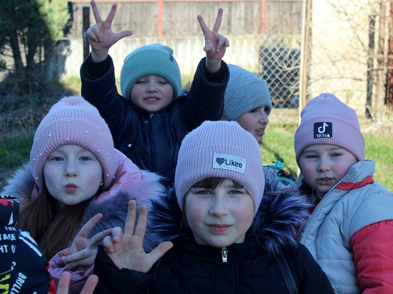 Ukrajinci v Semicích: mladší dětská skupina pod vedením Anny Maznikové.