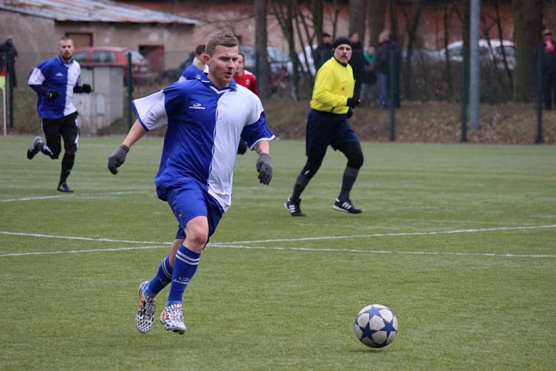 Z fotbalového utkání na kolínském zimním turnaji Libice nad Cidlinou - Velim (1:4)