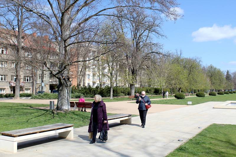 Lázeňský park na jaře. Brzy už po něm budou kroužit robotické sekačky.