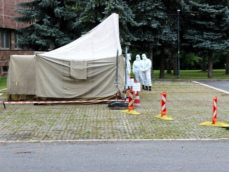 Hlasovací místo na parkovišti u Obecního domu v Nymburce.