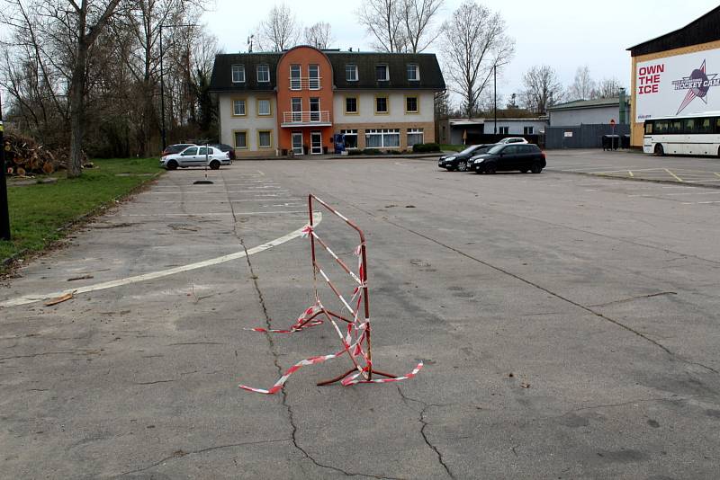 Parkoviště za zimním stadionem v Nymburce.