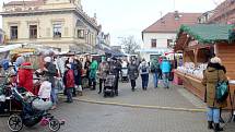 První adventní trhy v našem regionu začaly v sobotu dopoledne na Jiřího náměstí v Poděbradech.