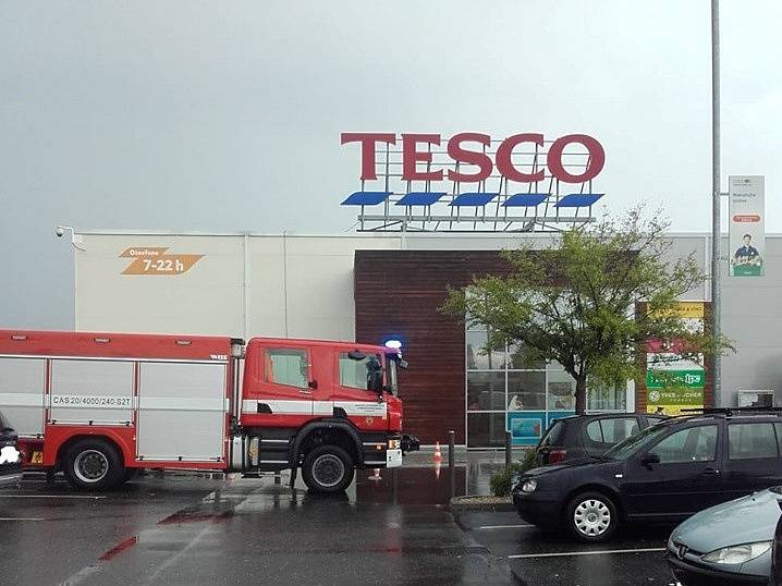 Takto vypadala situace před obchodním domem Tesco v Poděbradech.