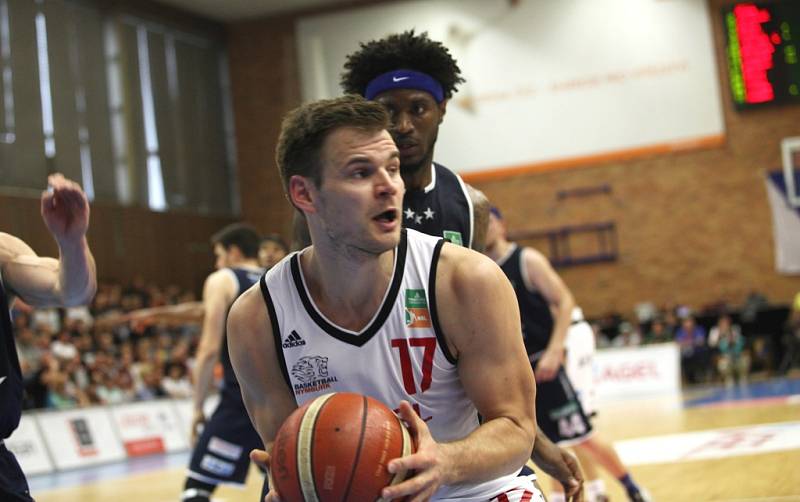 Z třetího finálového utkání basketbalové NBL Nymburk - Děčín (89:60)