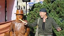 V Nymburce byla na Náměstí Přemyslovců slavnostně odhalena socha sedícího Bohumila Hrabala.