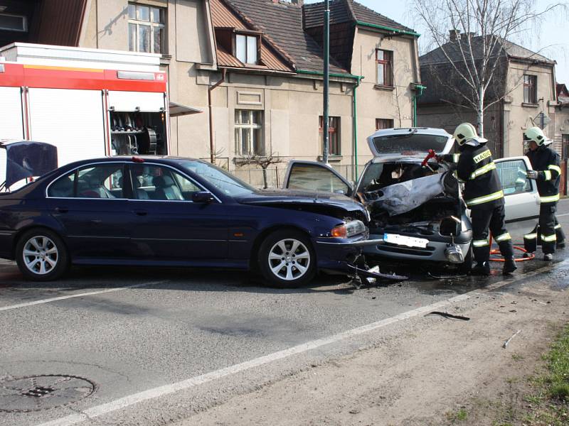 Nehoda ve Zbožské ulici, pri níž hořelo auto