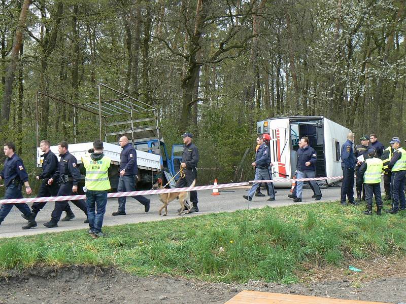 Cvičení simulující nehodu autobusu převážejícího vězně