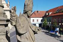 Vandal, který ulomil v půlce srpna část ruky sv. Prokopa na mariánském sloupu na Jiřího náměstí, byl dopaden.