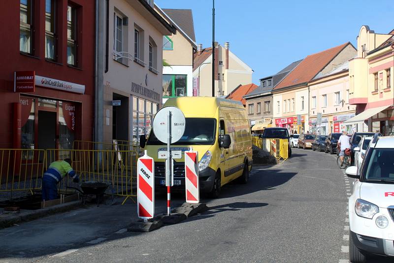 Aktuálně pracují dělníci souběžně na druhé a třetí etapě opravy ulice na pravé straně z pohledu od náměstí.