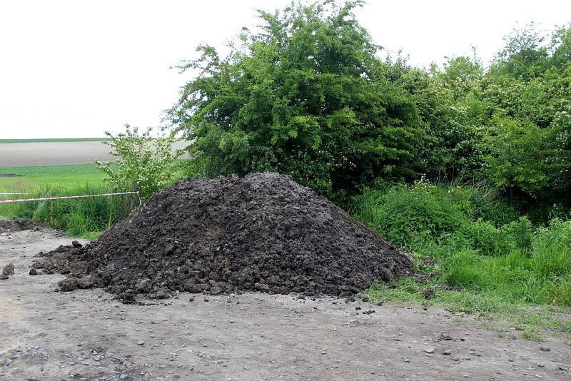 Bagr provedl ve čtvrtek výkopové práce u strouhy na kraji mokřadu v Lysé nad Labem. Podle radnice oprava výpustku, podle ekologů snaha vysušit mokřad.