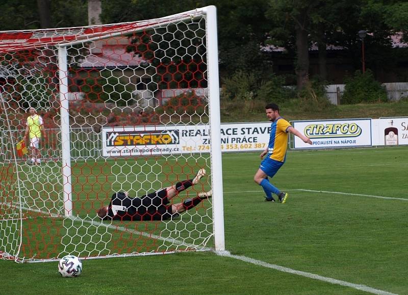 Z fotbalového utkání okresního přeboru Bohemia Poděbrady B - Všejany (2:1)