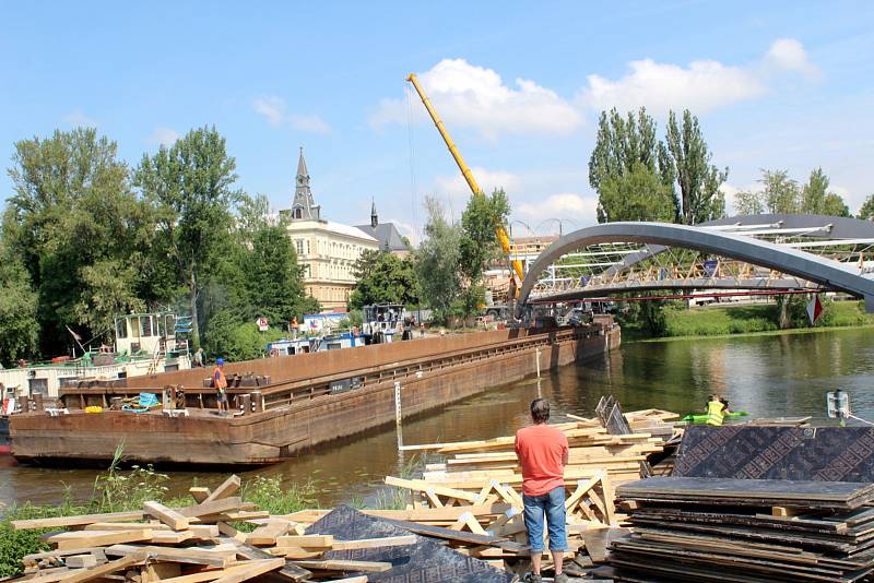 Nová lávka pro pěší a chodce byla během úterního dopoledne instalována nad řeku.