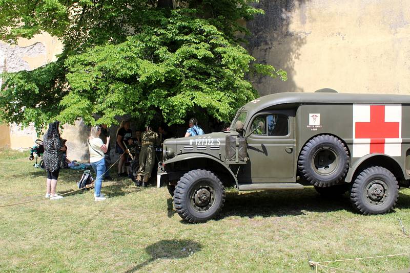 Členové vojenských klubů se ve spolupráci s poděbradskou radnicí rozhodli připomenout 80. výročí od spáchání atentátu na říšského protektora Reinharda Heydricha.