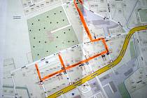 Oranžově je zvýrazněna jediná možná odjezdová trasa při parkování před hlavní branou nymburského hřbitova