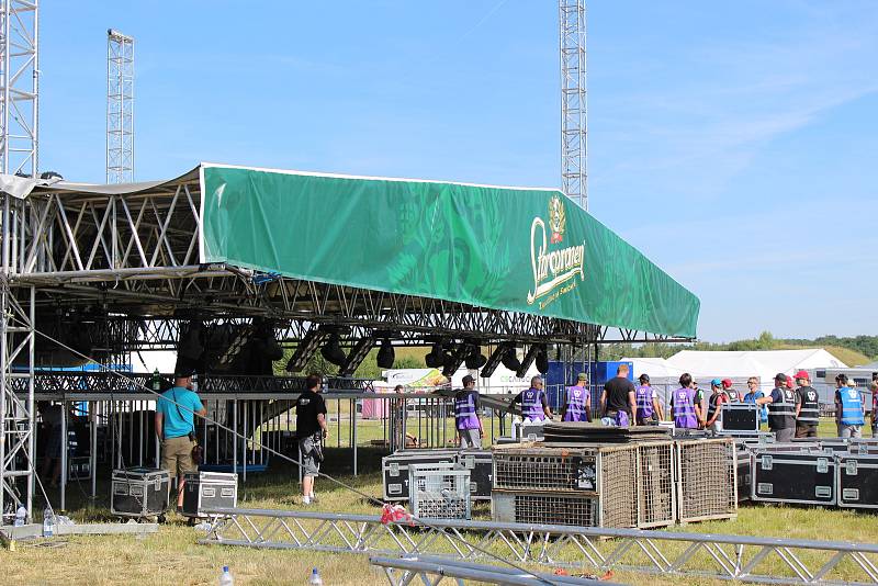 Všechny týmy, které mají na starost zajištění festivalu Votvírák pro desítky tisíc návštěvníků, byly ve čtvrtek v plném nasazení.