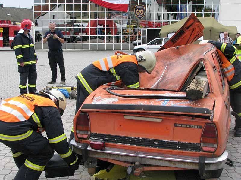 V Lysé nad Labem začal Knižní veletrh spolu s výstavou Domov a teplo a akcí Čtyři dny se záchranáři.