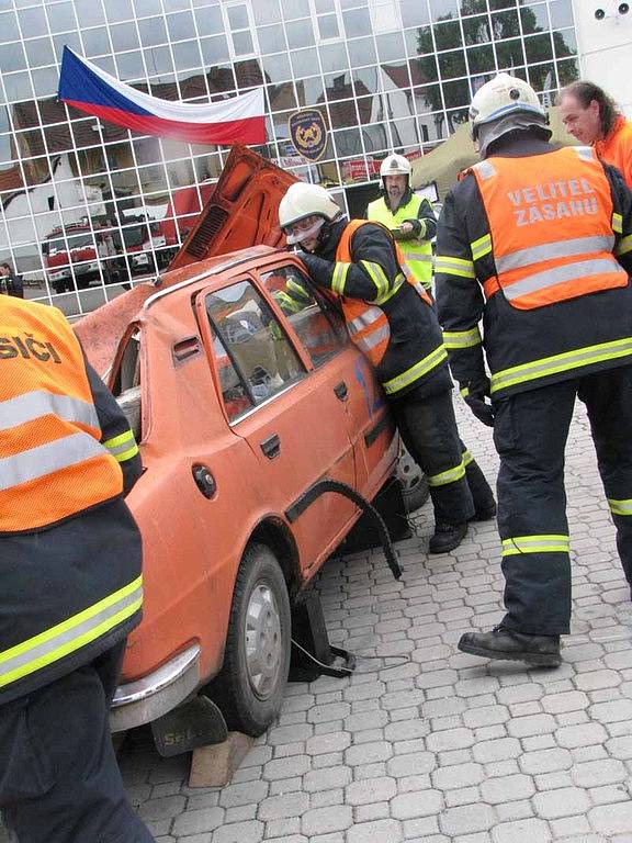 V Lysé nad Labem začal Knižní veletrh spolu s výstavou Domov a teplo a akcí Čtyři dny se záchranáři.