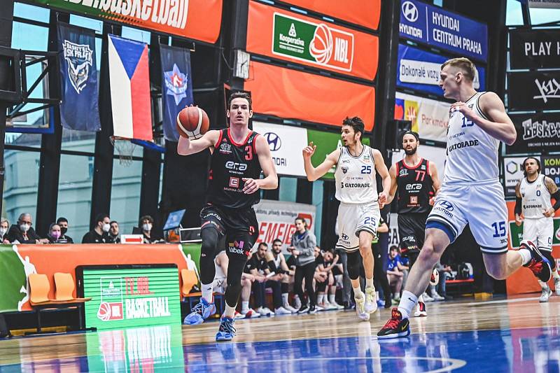 Z basketbalového utkání Kooperativa NBL USK Praha - Nymburk (80:85)