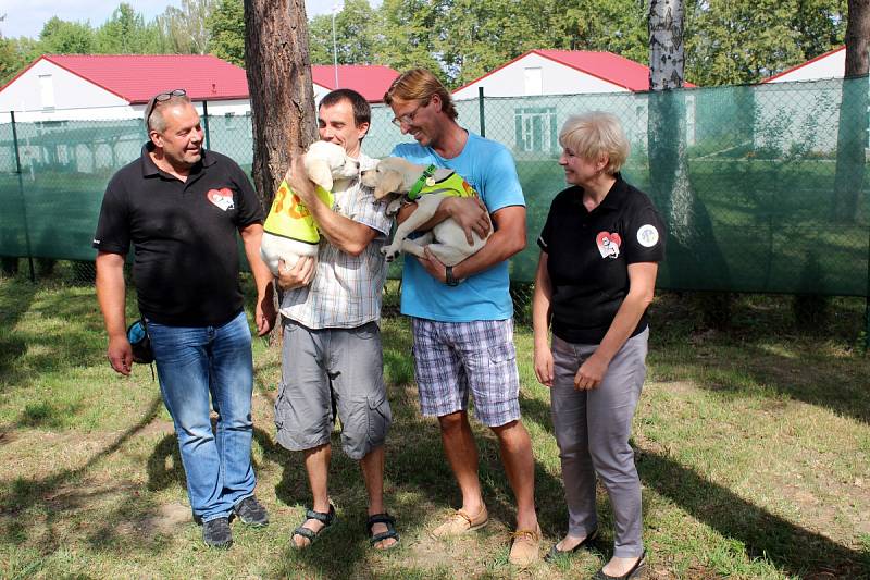 Slavnostní předání štěňat se uskutečnilo v jiřické věznici.