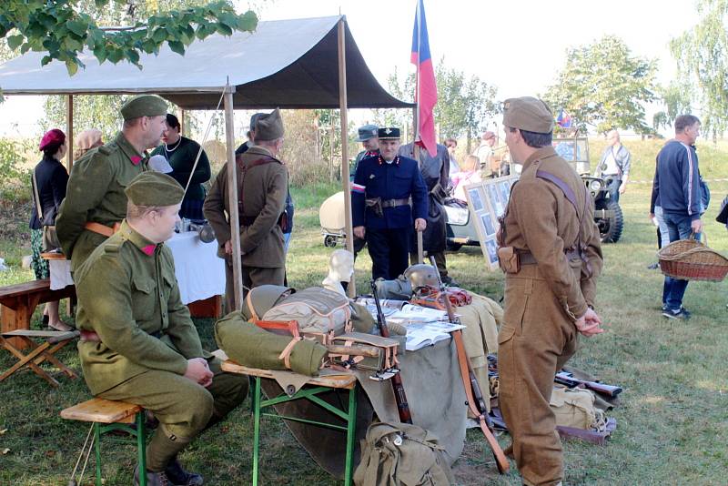 Z podzimní slavnosti v Krchlebech spojené s ukázkami lidových řemesel.