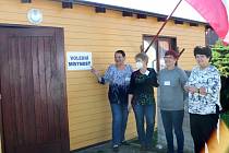 Na návsi v Beruničkách stojí malý zateplený domeček a všechny čtyři členky volební komise září spokojeností.