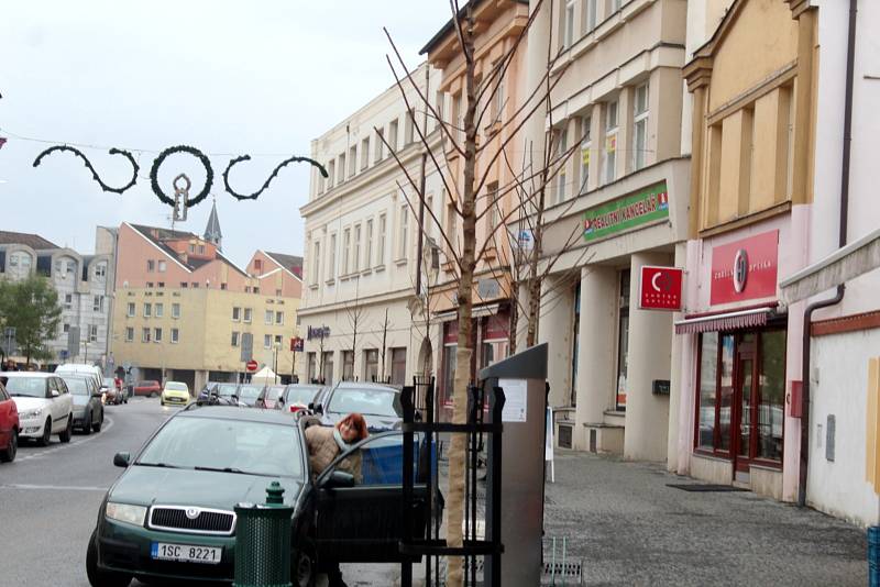 Rekonstrukce hlavní obchodní ulice Nymburka, tedy Palackého třídy, je u konce. Úsek od náměstí Přemyslovců po ulici Na Příkopě opravovali pracovníci stavební firmy od jara.